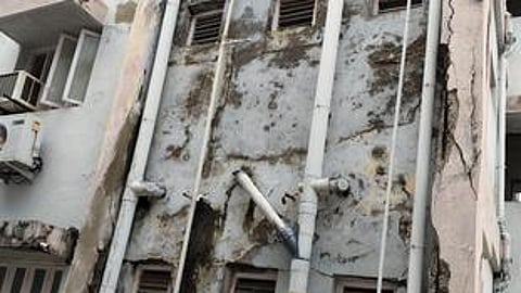 சேதமடைந்த இ.எஸ்.ஐ. மருத்துவமனை கட்டடம்.