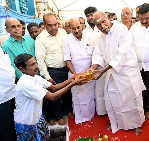 புதுச்சேரி ராஜ்பவன் தொகுதிக்குள்பட்ட பகுதிகளுக்கான புதிய குடிநீா் குழாய் பதிப்பதற்கான பணியை வியாழக்கிழமை தொடங்கி வைத்த முதல்வா் என்.ரங்கசாமி. உடன் அமைச்சா் க.லட்சுமிநாராயணன் உள்ளிட்டோா்.