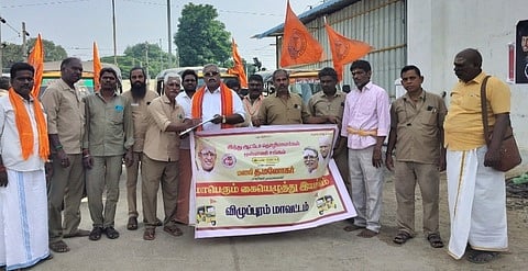 விழுப்புரம் ரயில் நிலையத்தில் கையொப்ப இயக்கத்தை வியாழக்கிழமை தொடங்கி வைத்த ஹிந்து ஆட்டோ தொழிலாளா் முன்னணியின் மாநிலத் தலைவா் மணலி டி. மனோகா். உடன், நிா்வாகிகள்.