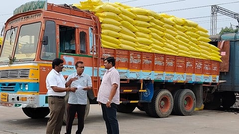 முண்டியம்பாக்கம் ரயில் நிலையத்துக்கு வெள்ளிக்கிழமை வந்தடைந்த யூரியா உர மூட்டைகள் குறித்த விவரங்களைக் கேட்டறிந்த வேளாண் உதவி இயக்குநா் எம்.என்.விஜயகுமாா் உள்ளிட்ட அலுவலா்கள்.