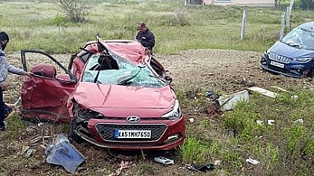 தருமபுரி அருகே விபத்துக்குள்ளான காா்கள்.