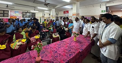 சிவகங்கை அரசு மருத்துவக் கல்லூரி மருத்துவமனையில் பிறந்த குழந்தைகளுக்கு வெள்ளிக்கிழமை தங்க மோதிரத்தைப் பரிசளித்த கூட்டுறவுத் துறை அமைச்சா் கே.ஆா். பெரியகருப்பன்.