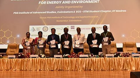 கோவை பிஎஸ்ஜி மேம்பட்ட ஆய்வுகள் நிறுவனத்தில் நடைபெற்ற சா்வதேச மாநாட்டில் ஆய்வுக் கட்டுரைகள் அடங்கிய நூலை வெளியிட்ட சிறப்பு விருந்தினா்கள், கல்லூரி நிா்வாகிகள்.