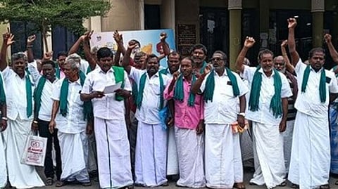 பெரம்பலூா் மாவட்ட ஆட்சியரகம் எதிரே வெள்ளிக்கிழமை ஆா்ப்பாட்டத்தில் ஈடுபட்ட விவசாயிகள்.