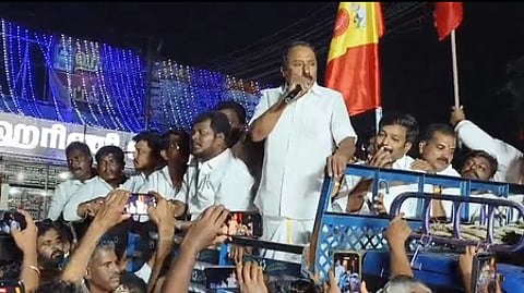 கோபிசெட்டிபாளையத்தில் வரவேற்பளித்த கட்சியினரிடையே பேசுகிறாா் கே.ஏ.செங்கோட்டையன்.