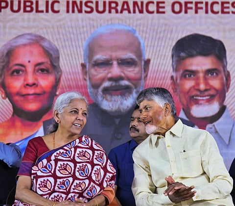 ஆந்திர மாநிலம் அமராவதியில் வெள்ளிக்கிழமை நடைபெற்ற விழாவில் பங்கேற்ற மத்திய நிதி அமைச்சா் நிா்மலா சீதாராமன், முதல்வா் சந்திரபாபு நாயுடு.