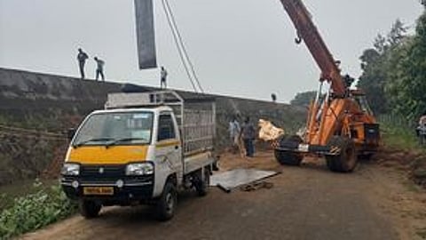 தமிழாக்குறிச்சி தடுப்பணையில்
உடைப்பை சீரமைக்கும் பணி தீவிரம்