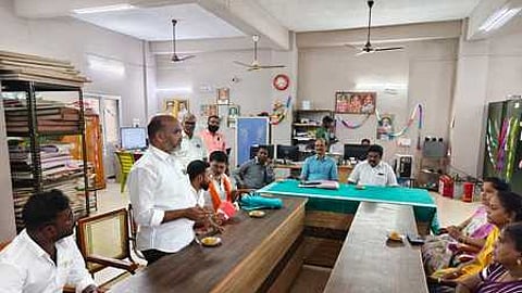 கூட்டத்தில் பங்கேற்றோா்.