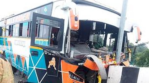 சிதம்பரம் அருகே தீா்த்தாம்பாளையம் வெள்ளாற்று பாலத்தின் தடுப்புக்கட்டையில் மோதி விபத்துக்குள்ளான தனியாா் பேருந்து.