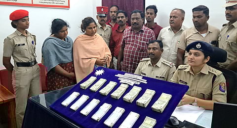 மூதாட்டியிடம் நகையைப் பறித்த வழக்கில் கைது செய்யப்பட்ட இரண்டு பெண்கள், பறிமுதல் செய்யப்பட்ட ரொக்கத்துடன் உருளையன்பேட்டை போலீஸாா்.