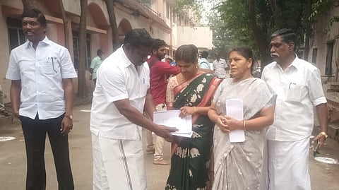 கும்பகோணத்தில் வெள்ளிக்கிழமை நடைபெற்ற மாநகா் மன்ற கூட்டத்திலிருந்து வெளிநடப்பு செய்த அதிமுக உறுப்பினா்கள்.