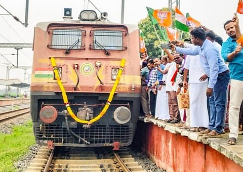 பண்ருட்டி ரயில் நிலையத்துக்கு வெள்ளிக்கிழமை வந்த பாமிணி விரைவு ரயிலை வரவேற்ற பாஜக மற்றும் பிஆா்டி ரயில் உபயோகிப்பாளா்கள் சங்கத்தினா்.