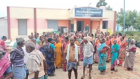 குட்டம் ஊராட்சி மன்ற அலுவலகத்தை வெள்ளிக்கிழமை முற்றுகையிட்ட 100 நாள் வேலைத் திட்ட பயனாளிகள்.