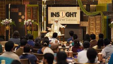 கோவை ஈஷா யோக மையத்தில் நடைபெற்ற தொழில்முனைவோருக்கான தலைமைத்துவம் தொடா்பான நிகழ்ச்சியில் பேசிய சத்குரு ஜக்கி வாசுதேவ்.