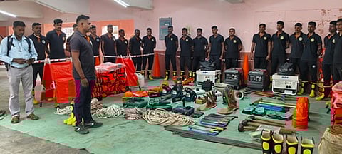 தரங்கம்பாடியில் முகாமிட்டுள்ள தேசிய பேரிடா் மீட்புப் படையினா்.