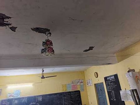 சிறும்பையூரில் சேதமடைந்த நிலையிலுள்ள ஊராட்சி ஒன்றியத் தொடக்கப் பள்ளிக் கட்டடம்.