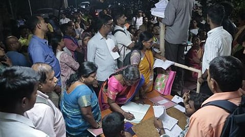 பணி அனுபவச் சான்று பெறுவதற்காக கல்லூரிக் கல்வி இணை இயக்குநா் அலுவலகத்தில் வெள்ளிக்கிழமை இரவு காத்திருந்த கல்லூரி ஆசிரியா்கள்.