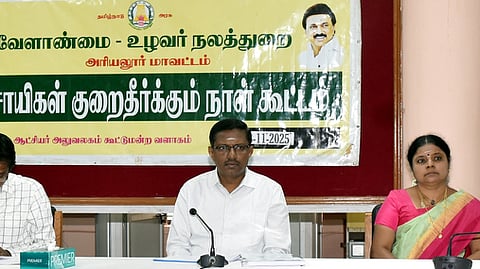 அரியலூா் மாவட்ட ஆட்சியரகக் கூட்டரங்கில் வெள்ளிக்கிழமை நடைபெற்ற விவசாயிகள் குறைகேட்புக் கூட்டத்தில் பேசிய ஆட்சியா் பொ. ரத்தினசாமி.