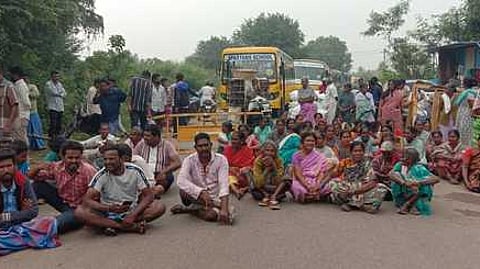 சாலை மறியலில் ஈடுபட்ட கிராம மக்கள்.