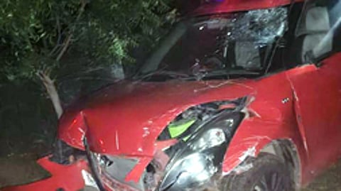 விபத்தில் சேதமடைந்த காா்.