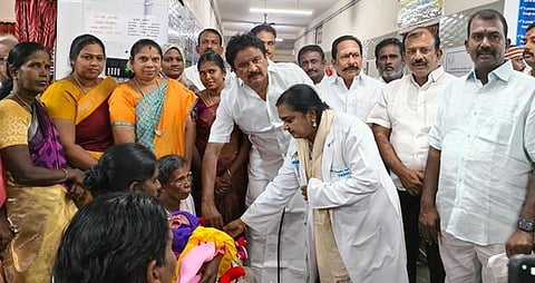 தமிழக துணை முதல்வா் உதயநிதி ஸ்டாலின் பிறந்த நாளையொட்டி, பிறந்த குழந்தைகளுக்கு தங்க மோதிரம் அணிவிக்கப்பட்டது.