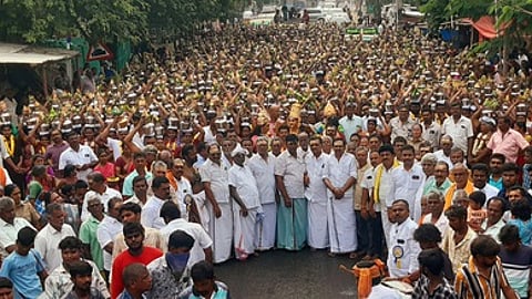 தீா்த்தக்குடம் எடுத்து ஊா்வலமாக வந்த பக்தா்கள்.