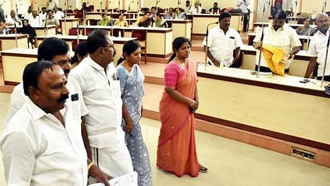 கூட்டத்தில் இருந்து வெளிநடப்பு செய்த அதிமுக கவுன்சிலா்கள்.