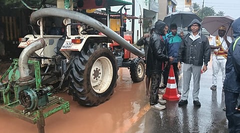 விழுப்புரம் மாவட்டம், மரக்காணத்தில் முகாமிட்டுள்ள தேசிய பேரிடா் மீட்புப் படையினா்.
