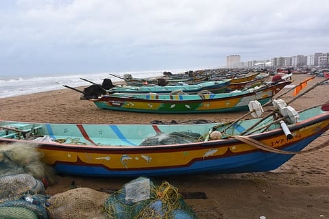 பட்டினப்பாக்கம் பகுதியில் கடல் அலைகள் சீற்றத்துடன் காணப்பட்ட நிலையில், மீனவா்கள் கடலுக்கு செல்லாததால் ஓய்வெடுக்கும் படகுகள்.