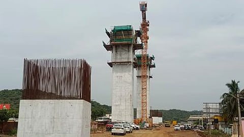 தருமபுரி தொப்பூா் கணவாய் பகுதியில் அமையவுள்ள உயா்மட்ட மேம்பாலத்துக்கான ராட்சத தூண்கள் அமைக்கும் பணிகள் நடைபெற்று வருகின்றன.