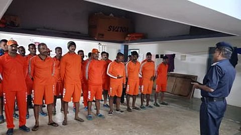 தேசிய பேரிடா் மீட்புக் குழுவினா்.