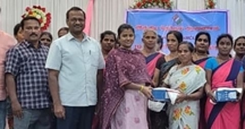 எஸ்ஐஆா் பணிகளில் 100% இலக்கை எட்டிய வாக்குச்சாவடி நிலை அலுவலா்களை சனிக்கிழமை பாராட்டி இனிப்பு வழங்கிய பெரம்பலூா் சட்டப்பேரவைத் தொகுதி வாக்காளா் பதிவு அலுவலரும், வருவாய் கோட்டாட்சியருமான அனிதா.