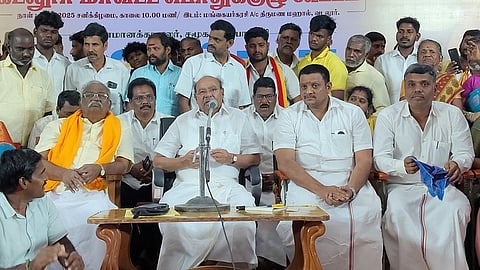 வடலூரில் சனிக்கிழமை நடைபெற்ற கடலூா் மாவட்ட ஒருங்கிணைந்த பாமக பொதுக்குழுக் கூட்டத்தில் பேசிய மருத்துவா் ராமதாஸ்.