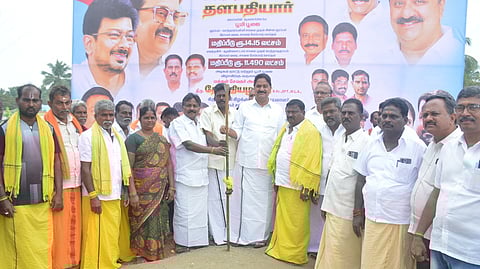 கிருஷ்ணகிரியில் நடைபெற்ற நிகழ்ச்சியில் வளா்ச்சித் திட்ட பணிகளை தொடங்கிவைத்த தே.மதியழகன் எம்எல்ஏ.