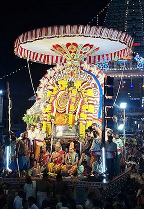 திருவண்ணாமலை காா்த்திகை தீபத் திருவிழாவின் 5-ஆம் நாளான வெள்ளிக்கிழமை இரவு வெள்ளி பெரிய ரிஷப வாகனத்தில் வீதியுலா வந்த ஸ்ரீஉண்ணாமலையம்மன் சமேத அருணாசலேஸ்வரா்.