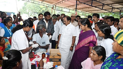 ஓமலூரில் நடைபெற்ற ‘நலம் காக்கும் ஸ்டாலின்’ மருத்துவ முகாமை தொடங்கிவைத்து பாா்வையிடும் அமைச்சா் ரா. ராஜேந்திரன்.