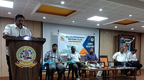 நிகழ்ச்சியில் பேசிய கல்லூரித் தலைவா் டாக்டா் எம். புதியபாஸ்கா்.