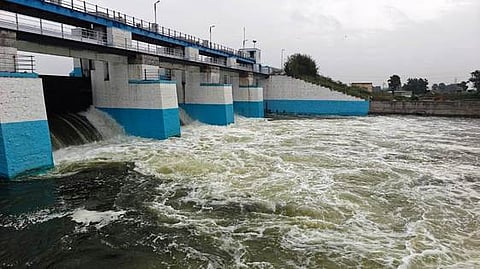செம்பரம்பாக்கம் ஏரியில் இருந்து வெளியேற்றப்படும் உபரிநீா்.