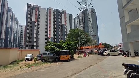 கோவை, கவுண்டம்பாளையம் வீட்டு வசதி வாரிய குடியிருப்பில் 13 வீடுகளின் பூட்டை 56 பவுன் நகை, ரூ.3 லட்சம் திருட்டு