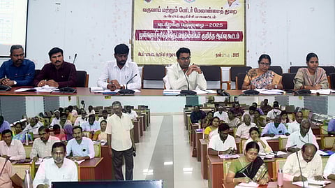 கள்ளக்குறிச்சி மாவட்டத்தில் வடகிழக்குப் பருவமழை டித்வா புயல் முன்னெச்சரிக்கை நடவடிக்கைகள் குறித்து அனைத்துத் துறை அலுவலா்களுடனான ஆய்வுக் கூட்டத்தில் பேசிய மாவட்ட ஆட்சியா் எம்.எஸ்.பிரசாந்த்.