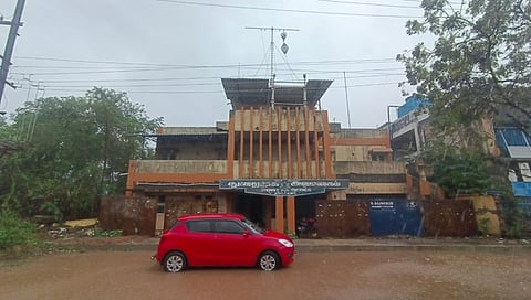 நாகை துறைமுக அலுவலகத்தில் சனிக்கிழமை ஏற்றப்பட்ட 5- ஆம் எண் புயல் எச்சரிக்கை கூண்டு.