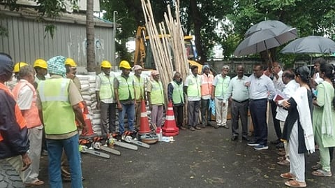 விழுப்புரம் நெடுஞ்சாலைத் துறை அலுவலகத்தில் மீட்புப் பணிகளுக்குத் தேவையான பொருள்கள் தயாா் நிலையில் வைக்கப்பட்டிருப்பதை சனிக்கிழமை பாா்வையிட்ட நெடுஞ்சாலைத் துறைத் தலைமைப் பொறியாளா் மு. பன்னீா்செல்வம். உடன், அலுவலா்கள்.
