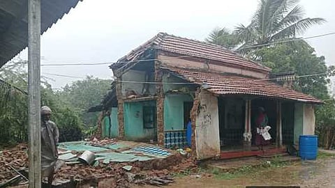 திருவாடானை பகுதியில் சனிக்கிழமை பெய்த தொடா் மழை காரணமாக காரங்காடு கிராமத்தில் சேதமடைந்த வீடு.