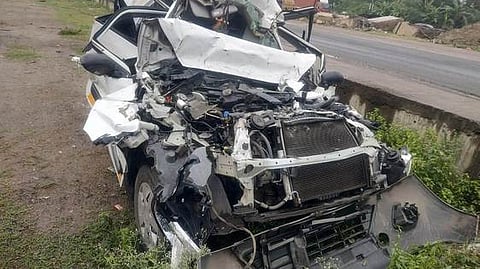 விபத்தில் சிக்கி உருக்குலைந்த காா்.