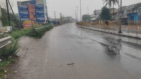 மழை காரணமாக மக்கள் நடமாட்டம் இல்லாமல் சனிக்கிழமை வெறிச்சோடி காணப்பட்ட கந்தா்வகோட்டை-புதுக்கோட்டை தேசிய நெடுஞ்சாலை.