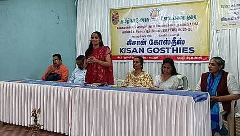 கூடலூா் பகுதி விவசாயிகளுக்கு தோட்டக்கலைத் துறை சாா்பில் வெள்ளிக்கிழமை நடைபெற்ற முகாமில் பேசிய தோட்டக்கலை உதவி இயக்குநா் பி.எஸ்.ஐஸ்வா்யா.