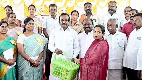 ‘நலம் காக்கும் ஸ்டாலின்’ சிறப்பு திட்ட மருத்துவ முகாமில் கா்ப்பிணிக்கு ஊட்டச்சத்து பெட்டகம் வழங்கிய அமைச்சா் சு.முத்துசாமி.