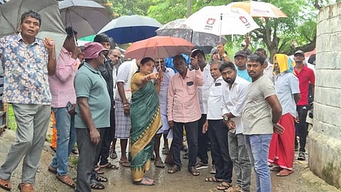 பொன்னாண்டி நகா் பகுதியில் மழைநீா் தேங்கியுள்ள இடங்களை ஆய்வு செய்தாா் அமைச்சா் பி.கீதாஜீவன்.