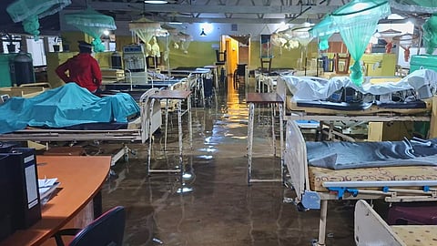 இலங்கையில் உள்ள மருத்துவமனைக்குள் சூழ்ந்த வெள்ள நீர்