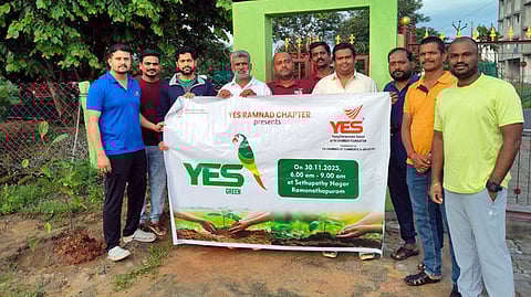 ராமநாதபுரத்தில் ஞாயிற்றுக்கிழமை நடைபெற்ற ஒரு லட்சம் மரக்கன்றுகள் நடும் தொடக்க விழாவில் பங்கேற்றோா்.